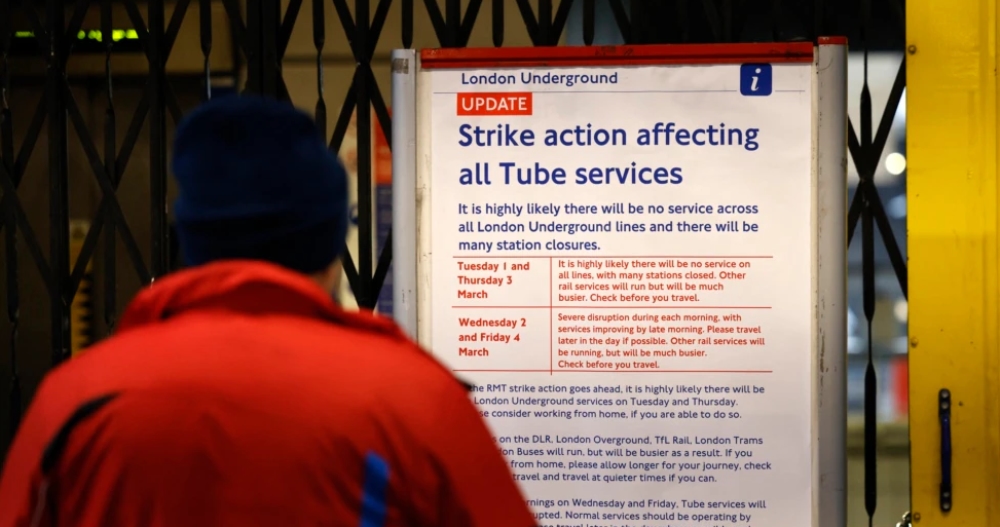 Punetoret e hekurudhave ne Britani ne greve, me e madhja ne 30 vjet